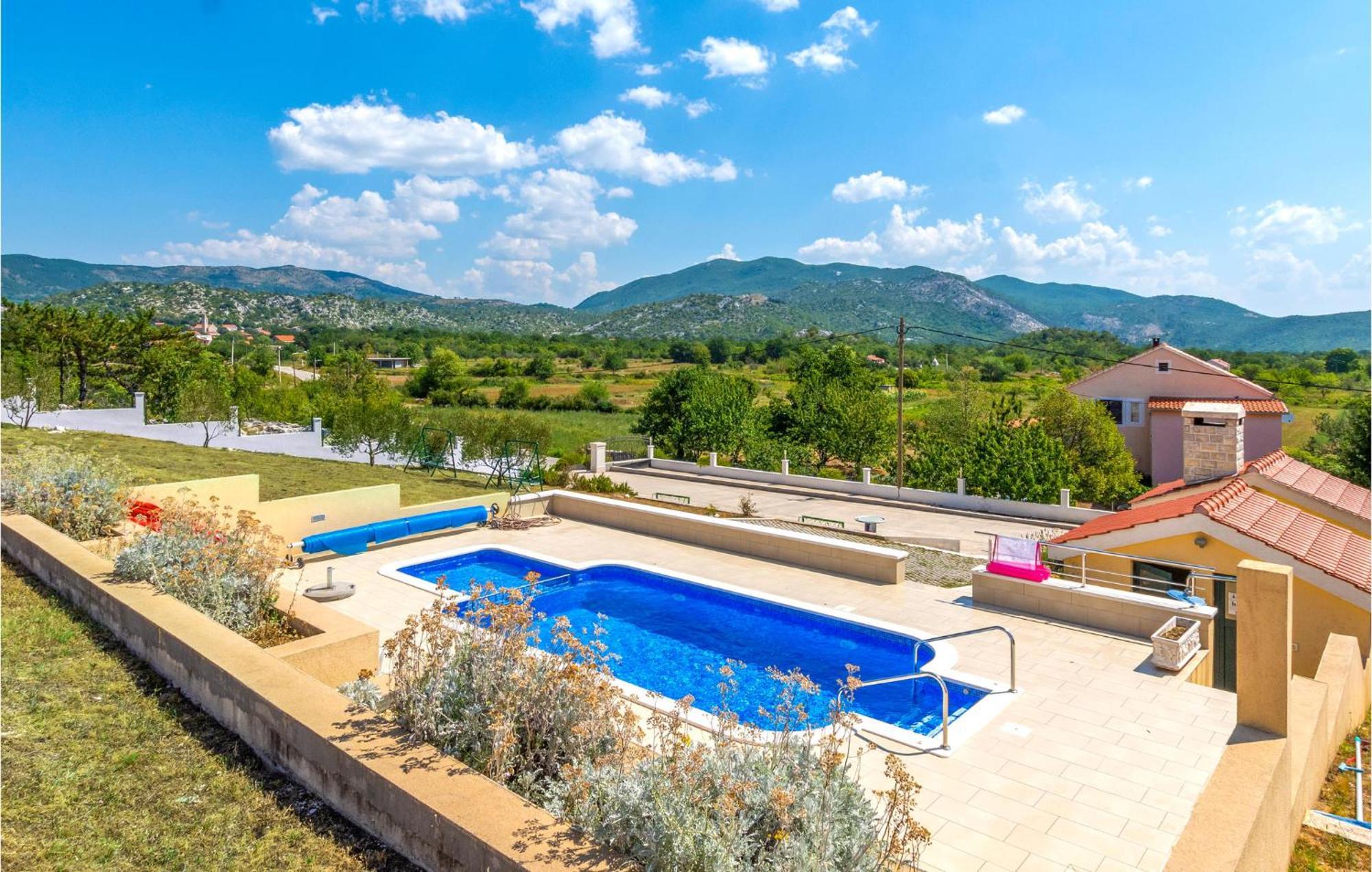 Cozy Home In Neoric With Outdoor Swimming Pool Exterior foto