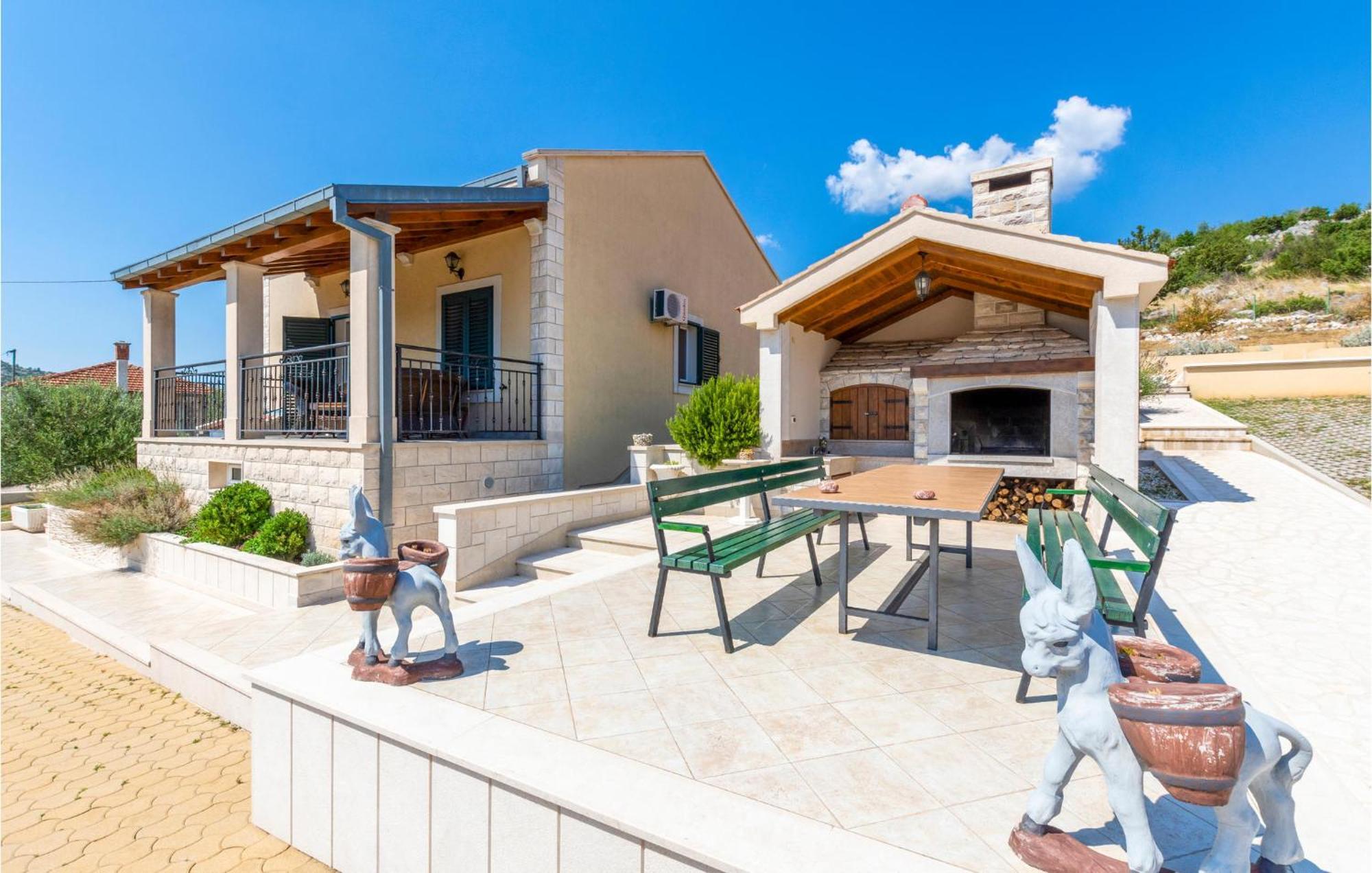 Cozy Home In Neoric With Outdoor Swimming Pool Exterior foto