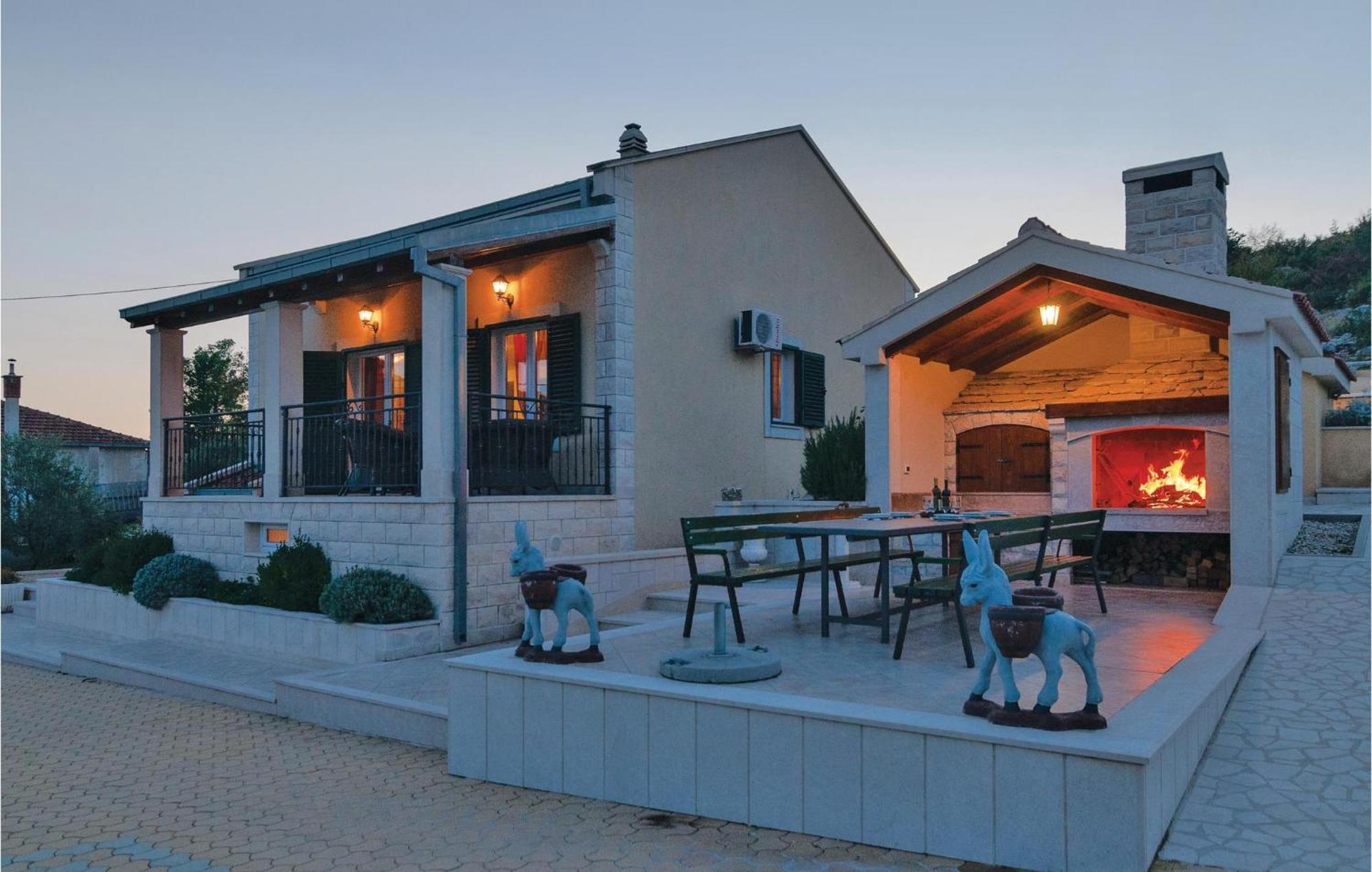 Cozy Home In Neoric With Outdoor Swimming Pool Exterior foto